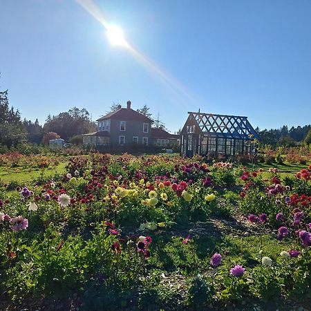 Woodside Farm Country Inn Sooke Exteriör bild